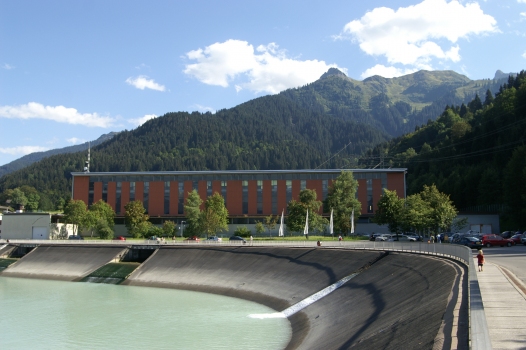 Kraftwerk der Vorarlberger Illwerke in Latschau mit einem Teil des Speicherbeckens im Vordergrund, oberhalb von Tschagguns, Vorarlberg