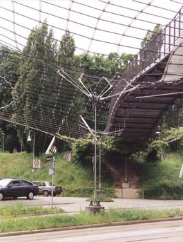 Fußgängerbrücke und Netz am Löwentor in Stuttgart