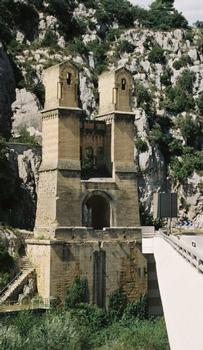 Les tours qui subsitent de l'ancien Pont de Mirabeau, un pont suspendu