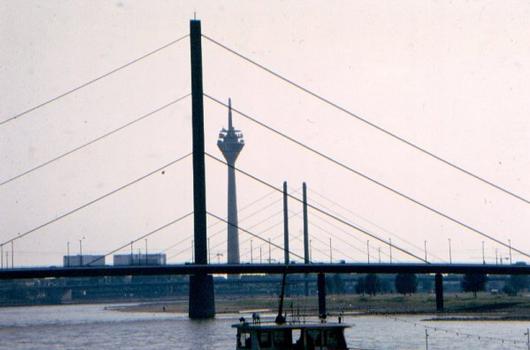 Pylon der Oberkasseler Brücke in Düsseldorf vor der Kniebrücke und dem Rheinturm