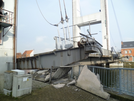 Schäden an der Humbeekbrücke nach dem Schiffsanprall vom 17. Januar 2019.