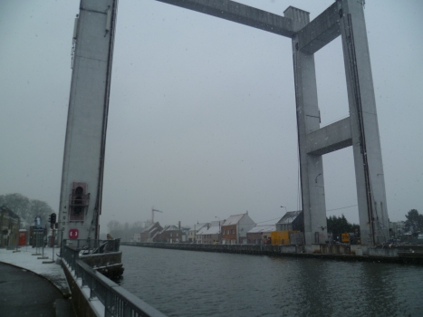 Humbeekbrücke : Die Humbeekbrücke nach Entfernung der durch Schiffsanprall beschädigten Fahrbahnkonstruktion