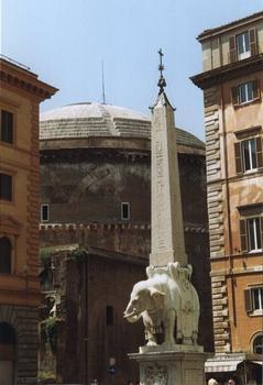 Vue de l'arrière du Panthéon de Rome depuis une place avec obélisque