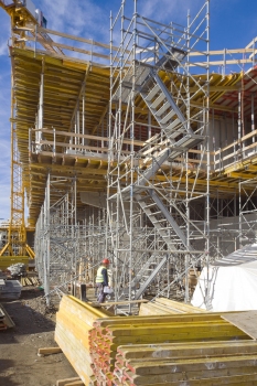 Bis zu 12 m hohe, kranversetzbare Modex-Treppentürme sorgen für einen sicheren Zugang zu den höher gelegenen Arbeitsbereichen – beispielsweise zu den auskragenden Deckenbereichen
