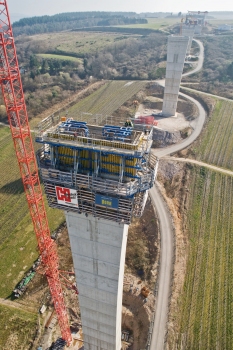 Hochmoselbrücke:Deutschlands derzeit größtes und gleichzeitig anspruchsvollstes Brückenbauprojekt: die 1700 m lange Hochmoselbrücke, die in bis zu 158 m Höhe das tief eingeschnittene Moseltal quert.