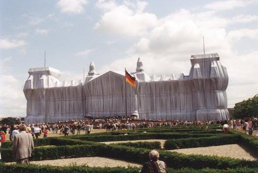 Von Christo verhüllter Reichstag in Berlin