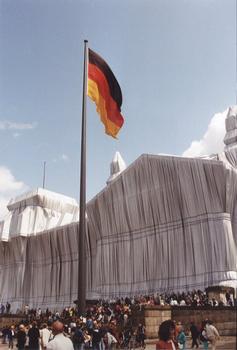 Reichstag à Berlin enveloppé par Christo