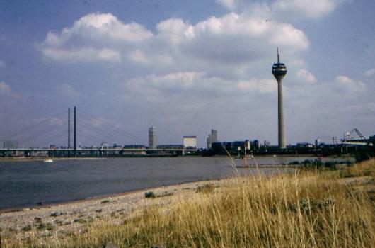 Rheinturm links neben der Kniebrücke in Düsseldorf