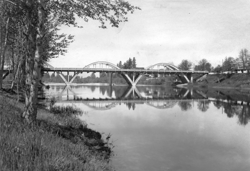 Rogue River (Caveman) Bridge shortly after completion in 1931, a critical link at the time on U.S. 99 in southern Oregon.