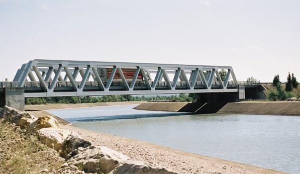 Autobahnbrücke über den Canal EDF in Sainte Tulle