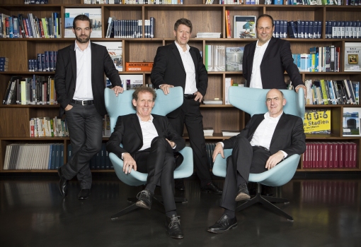 Sitzend: Knut Göppert, Mike Schlaich; 
Stehend: Knut Stockhusen, Andreas Keil, Sven Plieninger