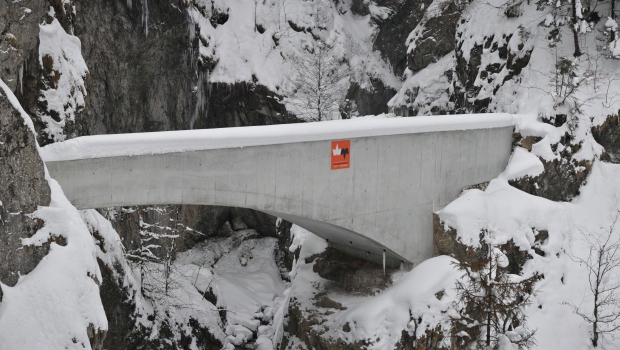 Schaufelschluchtbrücke: Die neu (2012) errichtete Schaufelschluchtbrücke in Stahlbeton vom Architekturbüro marte-marte.com. Über sie gelangt man in das Bergdorf Ebnit. Mit ihren gut 15 Meter Spannweite lagert sie auf 16 Meter über der Dornbirner Ache. Ihr Bogenscheitel liegt genau auf 700 m.ü.A
