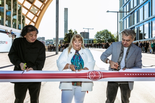 Inauguration du nouveau siège de Swatch à Bienne avec l'architecte, Shigeru Ban, à gauche.