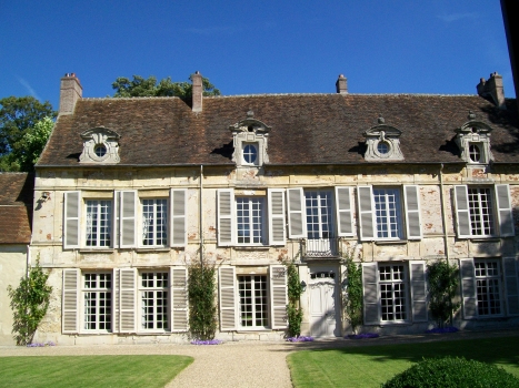 L'hôtel Germain du XVIIe siècle, place Gérard-de-Nerval, est entouré d'un vaste jardin et dispose de plusieurs annexes.
