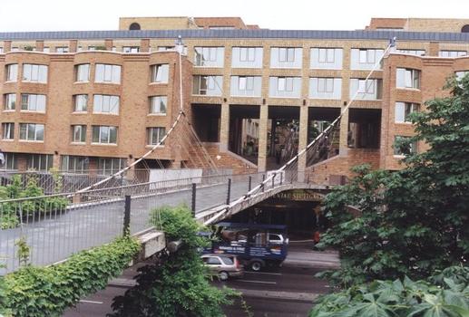Passerelle sur la Willy Brandt Strasse, anchré à l'hôtel Intercontinental à Stuttgart