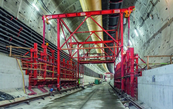 The first working section in the tunnel tube: the realization of starter units which form the foundation for the tunnel-in-tunnel. This area is formed with custom steel formwork. The two support areas – one for the rising wall, another for the prefabricated panel which is mounted at the end of all reinforced concrete work and subsequently forms the bottom carriageway slab – are clearly visible.