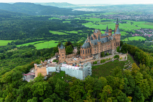 Mesure de réhabilitation complexe au bord du Jura souabe:L'impressionnant château de Hohenzollern est sécurisé successivement et durablement, mais il est ouvert aux visiteurs à tout moment.