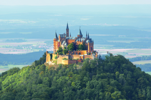 Historic castle complex with unique location : Hohenzollern Castle, ancestral seat of the Prussian royal family and the Princes of Hohenzollern, captivates hundreds of thousands of visitors every year.