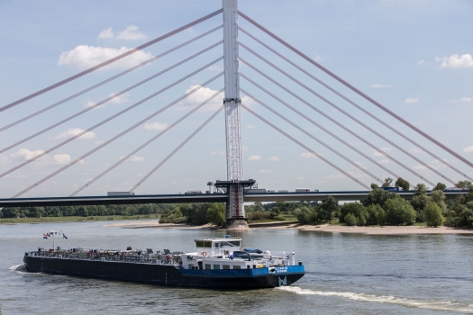 Échaffaudages pour la réhabilitation du béton du pylône du pont de Flehe à Düsseldorf