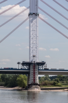 Gerüst für die Betonsanierung des Pylonen der Fleher Brücke in Düsseldorf