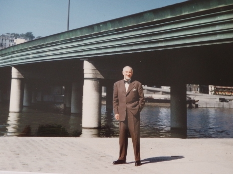 L'architecte Théo Sardnal devant le pont de Saint-Cloud