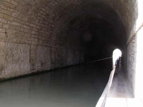Tunnel Malpas - Blick durch den Tunnel mit Treidelpfad rechts