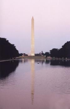 Washington Monument von Lincoln Monument aus gesehen mit Spiegelung im Reflection Pool