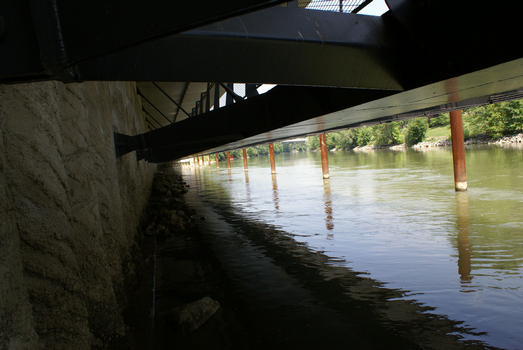 Fußgängerbrücke entlang des Donaukanals und unter den Spittelau Viaducts, Wien 