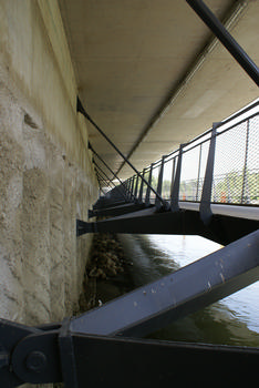 Passerelle le long du canal du Danube et en dessous des Spittelau Viaducts, Vienne 