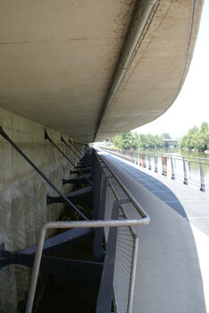 Fußgängerbrücke entlang des Donaukanals und unter den Spittelau Viaducts, Wien