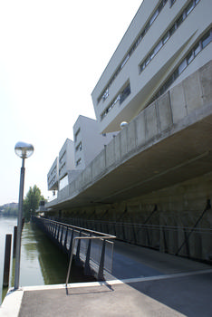 Fußgängerbrücke entlang des Donaukanals und unter den Spittelau Viaducts, Wien