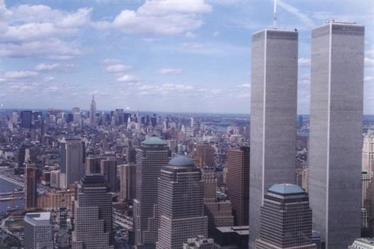 Le World Trade Center à droite et les quatres immeubles du World Financial Center