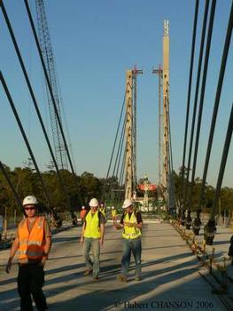Eleanor Schonell Bridge, Brisbane. Etudiants de genie civil de l'Universite de Queensland inspectant le pont