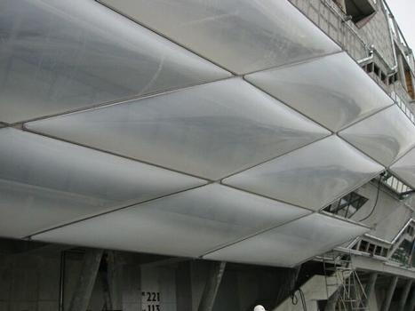 Allianz Arena, München – 
Erste transluzente Kissen der Außenhaut sind montiert
