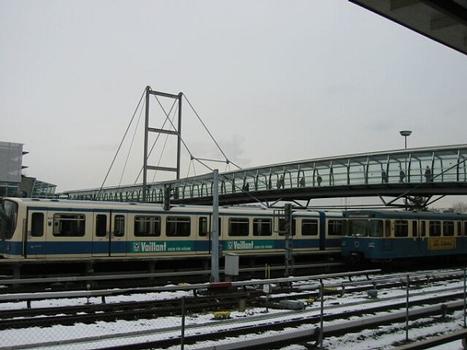 Fussgängerbrücke U-Bahnhof Fröttmaning