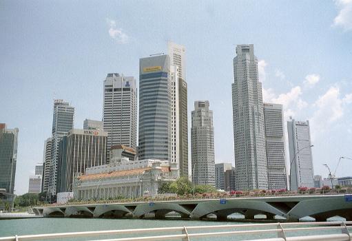 Esplanade Bridge & bâtiments autour de Raffles place, Singapour