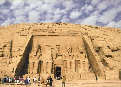 Entrée du grand temple de Ramsès II à Abou-Simbel