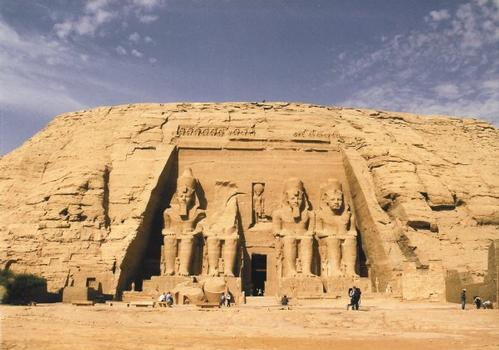Entrée du grand temple de Ramsès II à Abou-Simbel