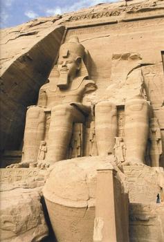 Tempel von Ramses II: Eingang zum Großen Tempel von Ramses II in Abu Simbel – Sitzstatuen links vom Eingang