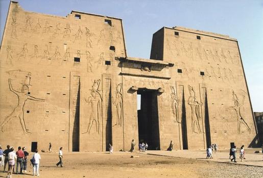 Fassade des Tempels des Horus in Edfu, Ägypten