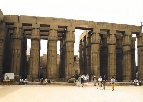 Luxor-Tempel – 
Säulen der Hofanlage Amenophis' III