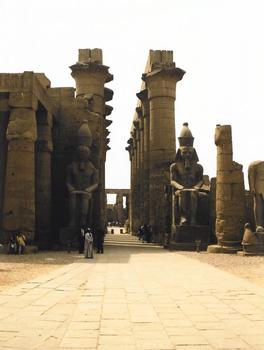 Kolossale Sitzfiguren Ramses' II. im Luxor-Tempel