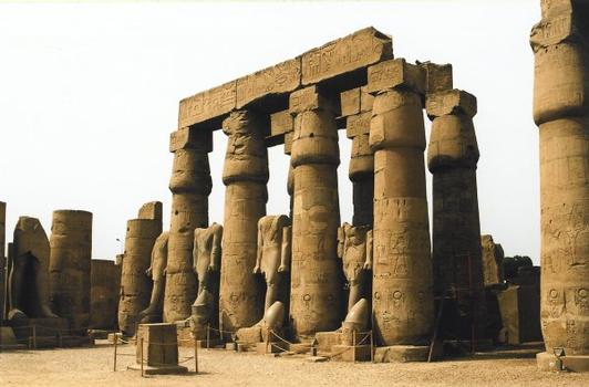 Hof Ramses' II. im Luxor-Tempel