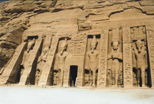 Eingang zum kleinen Tempel der Nefertari in Abu Simbel