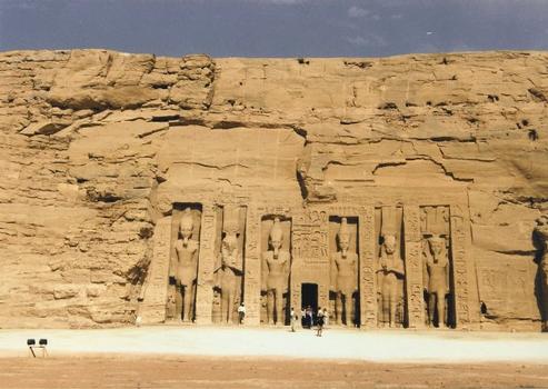Entrée du petit temple de Néfertari à Abou-Simbel
