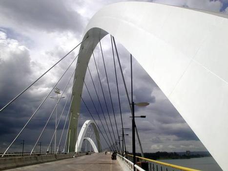 Ponte Juscelino Kubitschek: Avec l'aimable permission de R. Medeiros et R. Socrates. Image soumise par Alexandre Chan