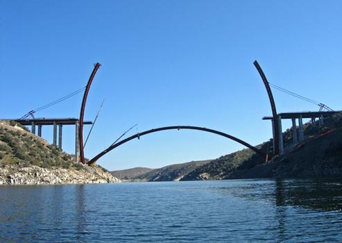 Alconétar ViaductSemi-arches of second bridge in a vertical position