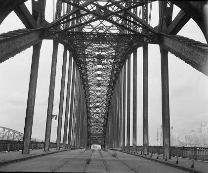 Point Bridge, Pittsburgh, Pennslyvania. View looking North. (HAER, PA,2-PITBU,38-6)