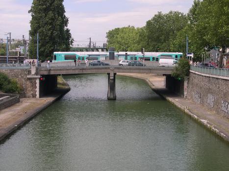 Saint-Denis-Kanal in Saint-Denis: Brücke auf der Rue du Port. Die Brücke wurde verbreitert, um die neue Straßenbahnlinie T1 aufnehmen zu können