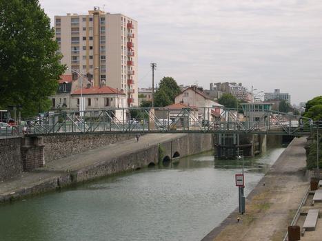 Saint-Denis Canal at Saint-DenisLock and footbridge